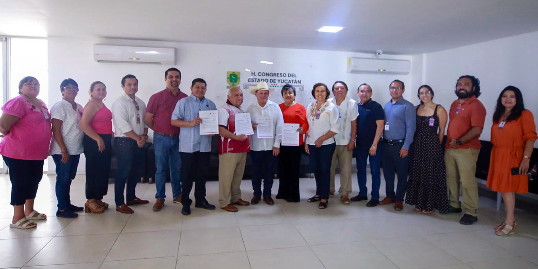  Entregan propuesta para nombrar Benemérita a la Escuela Normal Superior de Yucatán “Profesor Antonio Betancourt Pérez”